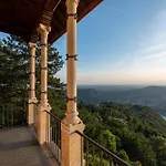 Villa Jolanda, A Garamonds *
