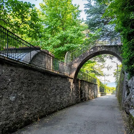 Villa Jolanda, A Garamonds