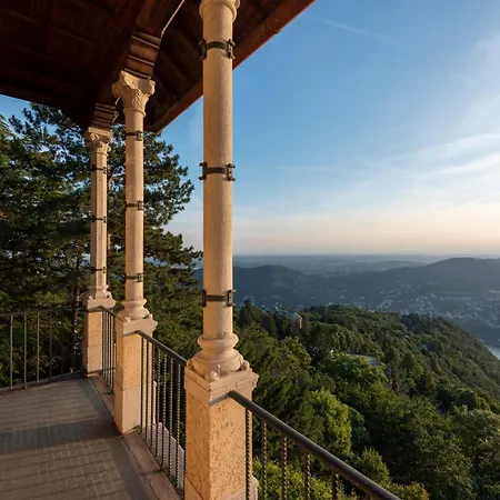 Villa Jolanda, A Garamonds *