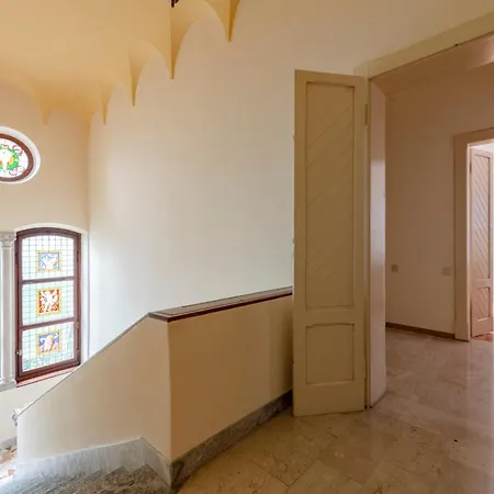 Villa Jolanda, A Garamonds *