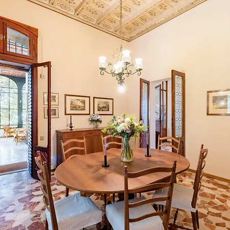 Villa Jolanda, A Garamonds