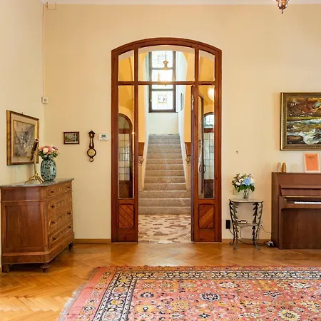 Villa Jolanda, A Garamonds
