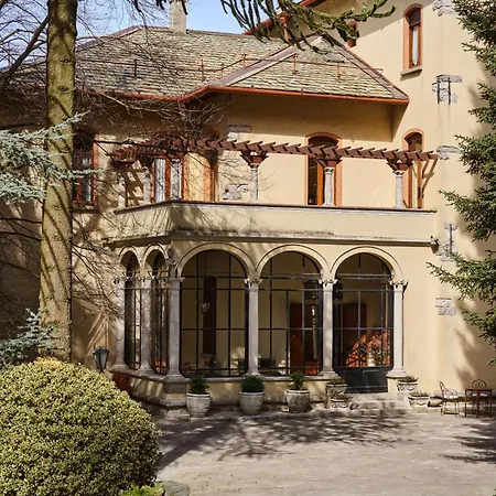 Villa Jolanda, A Garamonds