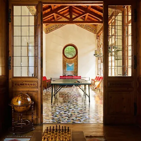 Villa Jolanda, A Garamonds