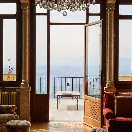 Jolanda, A Garamonds Villa *