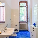 Villa Jolanda, A Garamonds *