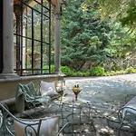 Jolanda, A Garamonds Villa *